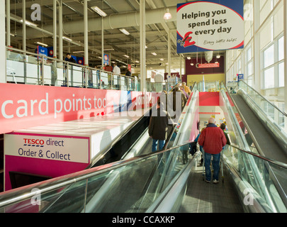 SONY DSC-Tesco extra Supermarkt Speicher innen Rolltreppen Stockfoto