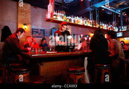 Nightlife-Szene in Yehoshua Bar in der Ben-Yehuda-Straße Innenstadt von Tel Aviv Israel Stockfoto