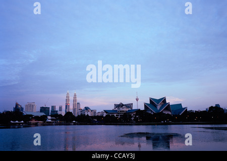 Einen Panoramablick auf See Titiwangsa Gärten auf die Skyline von Kuala Lumpur und die Petronas Towers und Istana Budaya in Malaysia Fernost Südostasien. Stockfoto