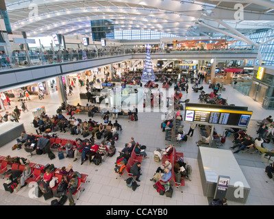 Innere des geschäftigen Terminal 5 am Flughafen Heathrow in London Vereinigtes Königreich Stockfoto