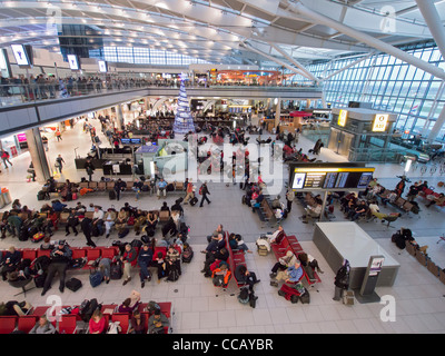 Innere des geschäftigen Terminal 5 am Flughafen Heathrow in London Vereinigtes Königreich Stockfoto