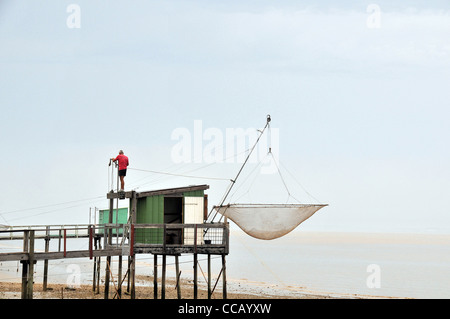 Angeln mit einer Carrelet an der Mündung der Gironde Aquitaine Frankreich Medoc Stockfoto