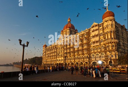 Das Taj Mahal Palace Hotel in Mumbai Bombay Indien bei Sonnenaufgang mit einer Besatzung von Bollywood Movie maker Stockfoto