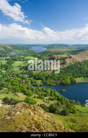 Rydal Wasser und Windermere in der Ferne von Nab Narbe. Lake District National Park. Cumbria. England. VEREINIGTES KÖNIGREICH. Stockfoto