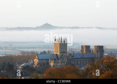 Wells Cathedral mit Glastonbury Tor in der Ferne. Winter. Somerset. England. VEREINIGTES KÖNIGREICH. Stockfoto