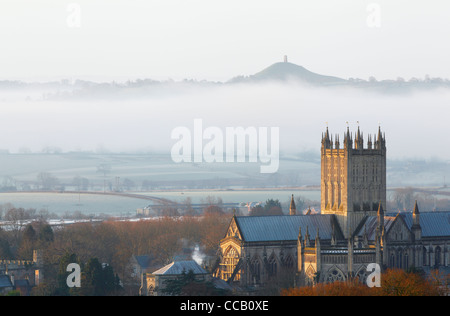 Wells Cathedral mit Glastonbury Tor in der Ferne. Winter. Somerset. England. VEREINIGTES KÖNIGREICH. Stockfoto