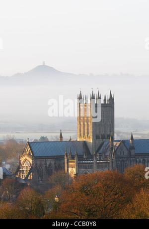 Wells Cathedral mit Glastonbury Tor in der Ferne. Winter. Somerset. England. VEREINIGTES KÖNIGREICH. Stockfoto