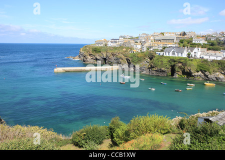 Ein paar auf einem Sitzplatz mit Blick auf den Hafen von Port Isaac an der Nordküste von Cornwall, fiktiv als Port Wenn bekannt Stockfoto