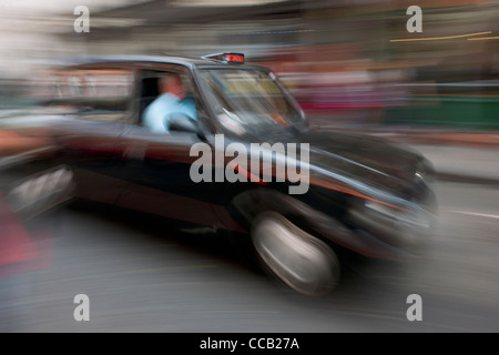 Panorama Bild eine Beschleunigung London Taxi, Covent Garden, London, England Stockfoto
