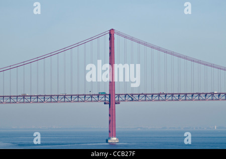 25 April-Brücke über den Tejo. Lissabon, Portugal Stockfoto