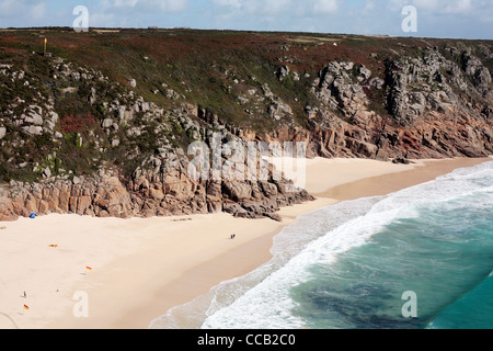 Porthcurno Strand gesehen aus dem Minack Theatre, Cornwall UK. Stockfoto