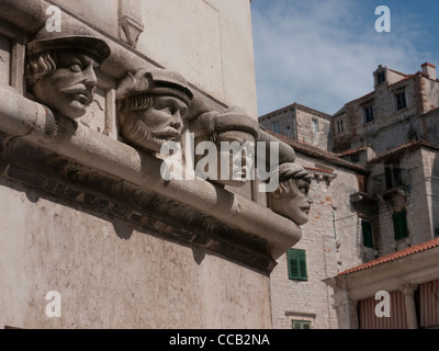 Zeile der Steinköpfe auf St Jacob Kathedrale Sibenik Kroatien Stockfoto