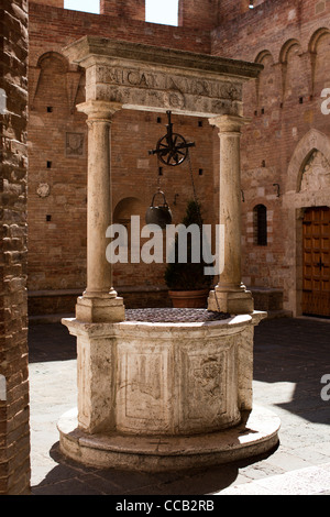 Ein gut in einem kleinen Hof, Siena. Italien. Stockfoto