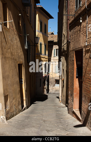 Einer schmalen Gasse in Siena, Italien. Stockfoto