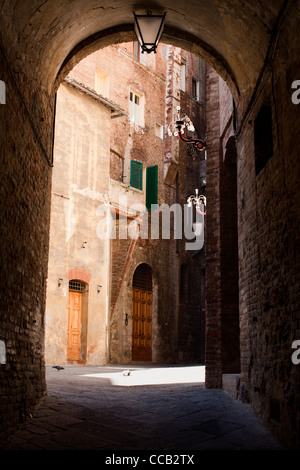 Einer schmalen Gasse in Siena, Italien. Stockfoto