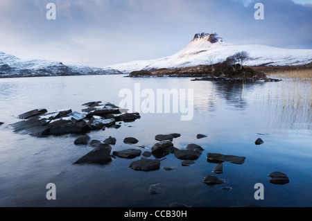 Stac Pollaidh von Loch Lurgainn, Ross-Shire, Schottland. Stockfoto