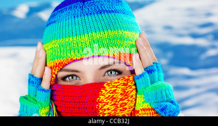 Porträt des überdachten Gesicht einer Frau mit schönen blauen Augen, Frauen tragen bunte Wintermütze, Mädchen Spaß hautnah Stockfoto