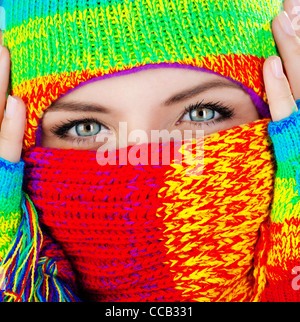 Porträt des überdachten Gesicht einer Frau mit schönen blauen Augen, Frauen tragen bunte Wintermütze, Mädchen Spaß hautnah Stockfoto