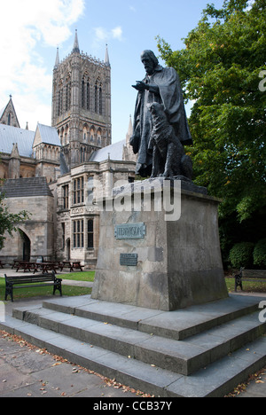 Statue des Dichters Alfred Lord Tennyson und seinen Hund mit Lincoln Kathedrale und ein Baum im Hintergrund. Stockfoto