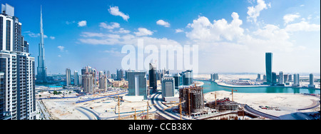 Panorama-Bild von Dubai Stadt, modernes Stadtbild, Innenstadt mit blauem Himmel, Luxus neue Hightech-Stadt im Nahen Osten Stockfoto