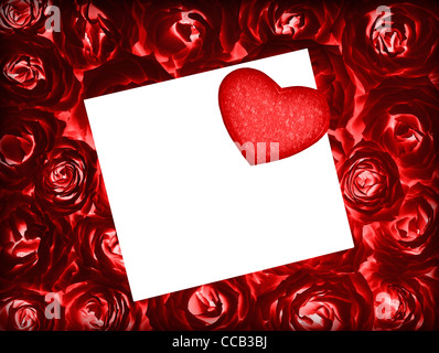 Frische Rosen Hintergrund mit roten Herzen und leeren weißen Grußkarte, Valentinstag Geschenk, Liebe Konzept Stockfoto