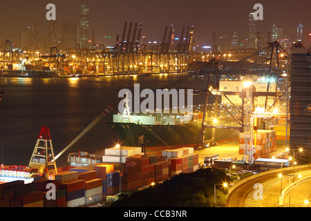 Container-terminal in der Nacht in der Stadt Stockfoto