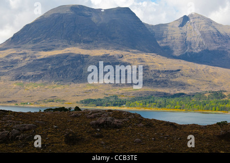 Oberen Loch Torridon, Torridon Dorf, Berge, Beinn Alligan 985m, Beinn Dearg 914m, Gipfelns 1024m, Wester Ross, Highlands, Schottland Stockfoto