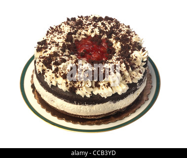 Eine Schwarzwälder Kirschtorte isoliert auf weißem Hintergrund Stockfoto