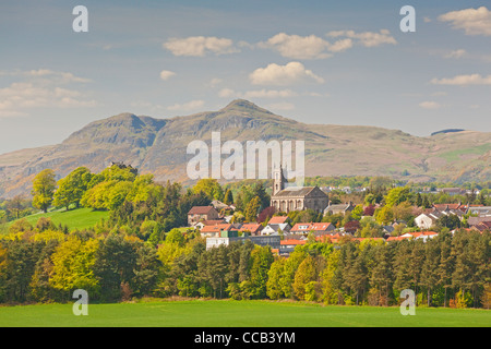 Clackmannan zeigt die Pfarrkirche. Dumyat ist im Hintergrund. Stockfoto