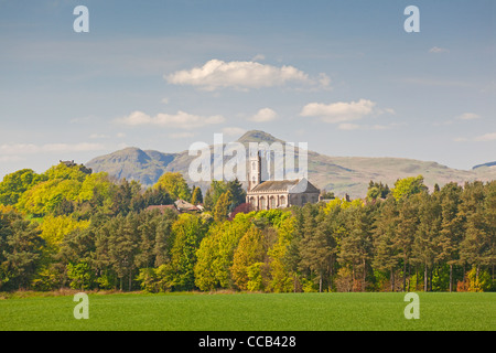 Clackmannan Pfarrkirche. Dumyat ist im Hintergrund. Stockfoto