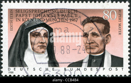 Eine Briefmarke gedruckt in Deutschland, zeigt die Seligsprechung von Edith Stein und Rupert Mayer von Papst Johannes Paul II im Jahr 1987, ca. 1988 Stockfoto
