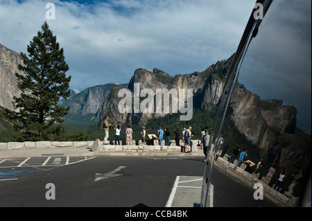 Touristen zu bewundern und zu fotografieren "Tunnel View", Yosemite-Nationalpark, Kalifornien, USA Stockfoto