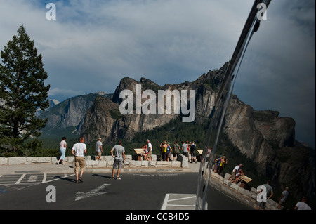 Touristen zu bewundern und zu fotografieren "Tunnel View", Yosemite-Nationalpark, Kalifornien, USA Stockfoto