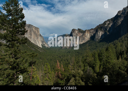 Berühmten Tunnel Blick auf Yosemite Tal mit El Capitan und Cathedral Rocks im Yosemite National Park. Stockfoto