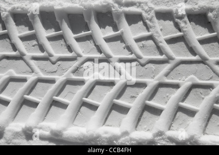 Reifenspuren Sie, die Muster in den Schnee wird gedruckt Stockfoto