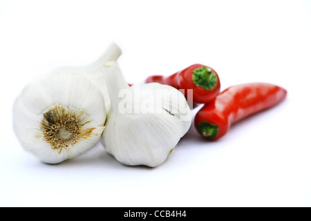 Knoblauch Zwiebeln und ganze Chilischoten oder Peperoni Stockfoto