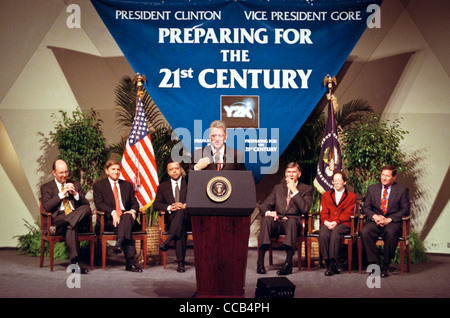 Präsident Bill Clinton beschreibt die Computerfehler, bekannt als das Jahr-2000-Problem oder durch das Akronym "Y2K" während einer Rede an der National Academy of Science 14. Juli 1998 in Washington, DC. Die Panne beinhaltet das Scheitern von Computer-Software, im Jahr 2000 zu erkennen und kann dazu führen, m Stockfoto