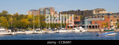 Burlington Vermont Uferpromenade mit Skyline Boote Marina Lake Champlain Herbstlaub New England USA Stockfoto