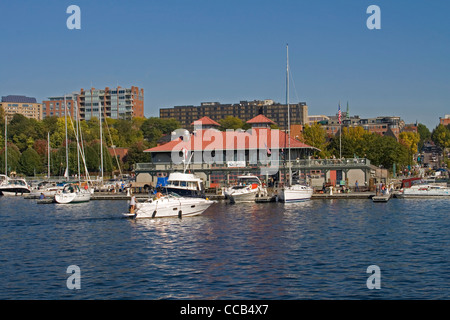 Burlington Vermont Uferpromenade mit Skyline Boote Marina Lake Champlain Herbstlaub New England USA Stockfoto