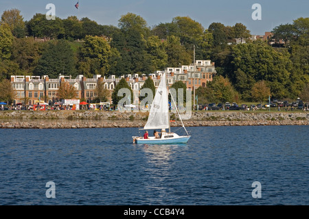 Burlington Vermont Ufer Boote Marina Lake Champlain fallen Laub New England USA Segel Segeln Stockfoto