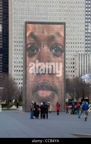 Krone, Brunnen, eine Videoskulptur und interaktive Arbeit der Kunst im öffentlichen Raum in Chicago Millennium Park Stockfoto