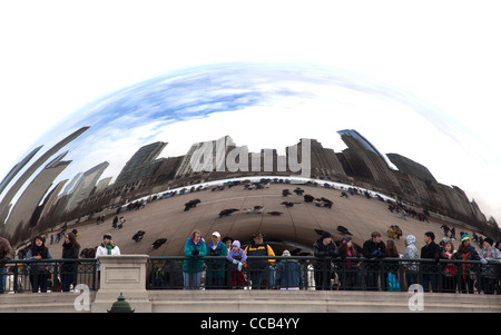 Cloud Gate Skulptur im Millennium Park, Downtown Chicago. Mit Blick auf Eisbahn Stockfoto