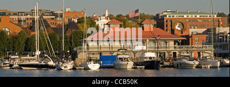 Burlington Vermont Uferpromenade mit Skyline Boote Marina Lake Champlain Herbstlaub New England USA Stockfoto