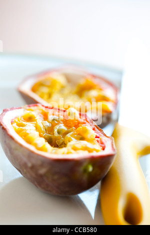 Köstliche frische Passionsfrucht Hälften. Studio gedreht. Stockfoto