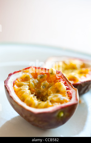 Köstliche frische Passionsfrucht Hälften. Studio gedreht. Stockfoto