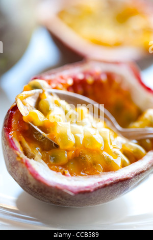 Köstliche frische Passionsfrucht Hälften. Studio gedreht. Stockfoto