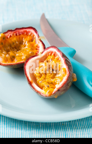 Köstliche frische Passionsfrucht Hälften. Studio gedreht. Stockfoto