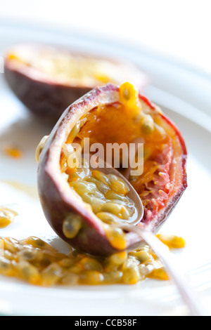 Köstliche frische Passionsfrucht Hälften. Studio gedreht. Stockfoto