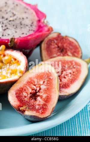 Tropische Früchte-Teller mit Feigen, Pitahaya und Passionsfrucht. Stockfoto