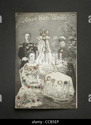 Alte Ansichtskarte mit einem Porträt der niederländischen Königin Wilhelmina, Prinz Hendrik, Königin-Emma und Prinzessin Juliana 1909 Stockfoto